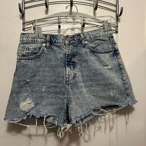 Urban Outfitters BDG High-Rise denim jean shorts size 30 raw hem light‎ wash mom